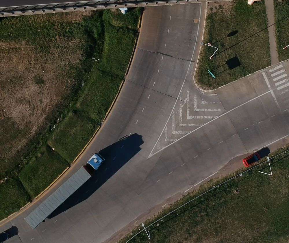 Semi-remorque vue du ciel sur une route